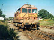 721.137-8 na 10. výhybce žst. Chrudim město v létě 1996
