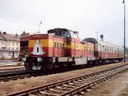 725.276-0 s vozem Btn na Os přiváží kousek zimy do jarní Chrudimi 22.3.1997