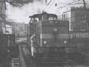 726.583-8 na mostě přes Chrudimku před branou auerspergského cukrovaru ve Slatiňanech, 30.12.1998