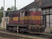 742.072-2 odpočívá u výtopny v Chrudimi městě 2.5.2006