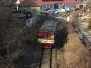 Dnes je pro tratě 238, 016 a 017 typický "motor" řady 810. Na snímku 810.458-0