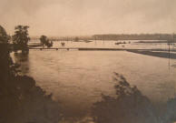 Povodn 1926, pohled ze svahu nad Chrudimkou na zatopen arel cviit, proti proudu eky