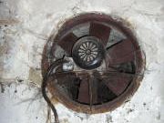 Ventilátor ve stěně úkrytové místnosti