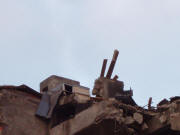 Pozorovací objekt na pozůstatku střechy ruiny budovy