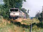 750.014-3 s rychlíkem ve Slatiňanech v létě 1995